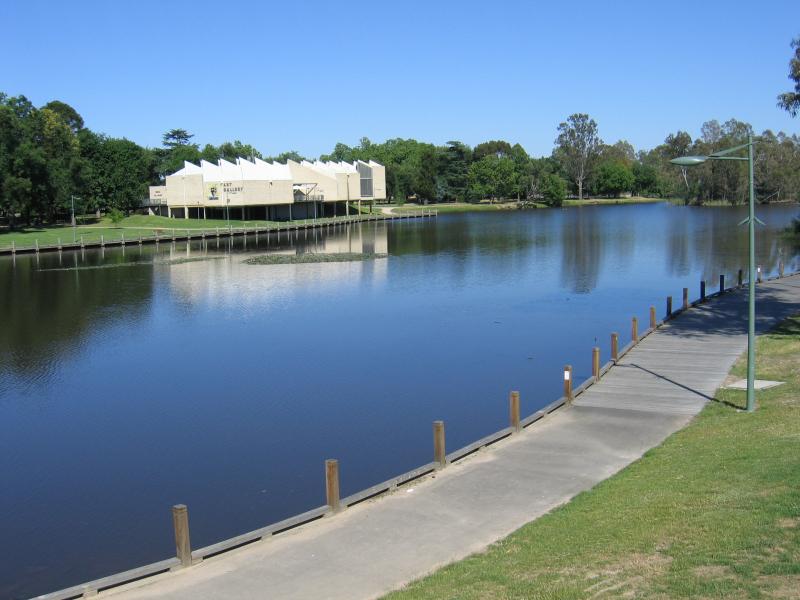 Benalla - Lake Benalla, around Bridge Street: View north along Lake Benalla towards Art Gallery