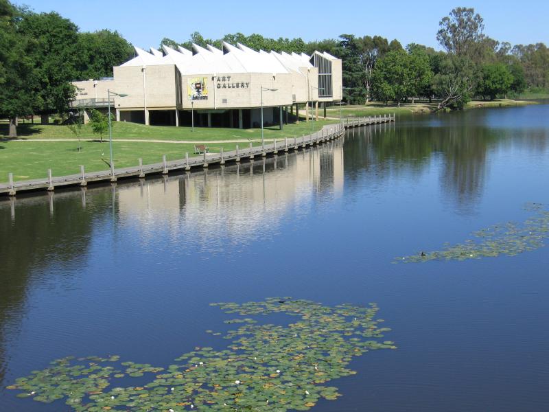 Benalla - Lake Benalla, around Bridge Street: View north along lake towards Art Gallery