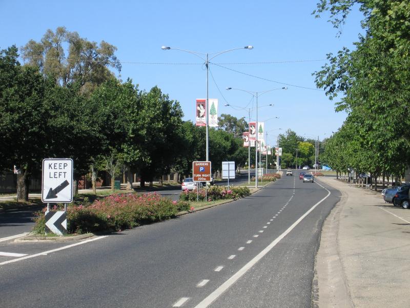 Benalla - Botanical Gardens, Bridge Street West: View west along Bridge St at entrance to Botanic Gardens