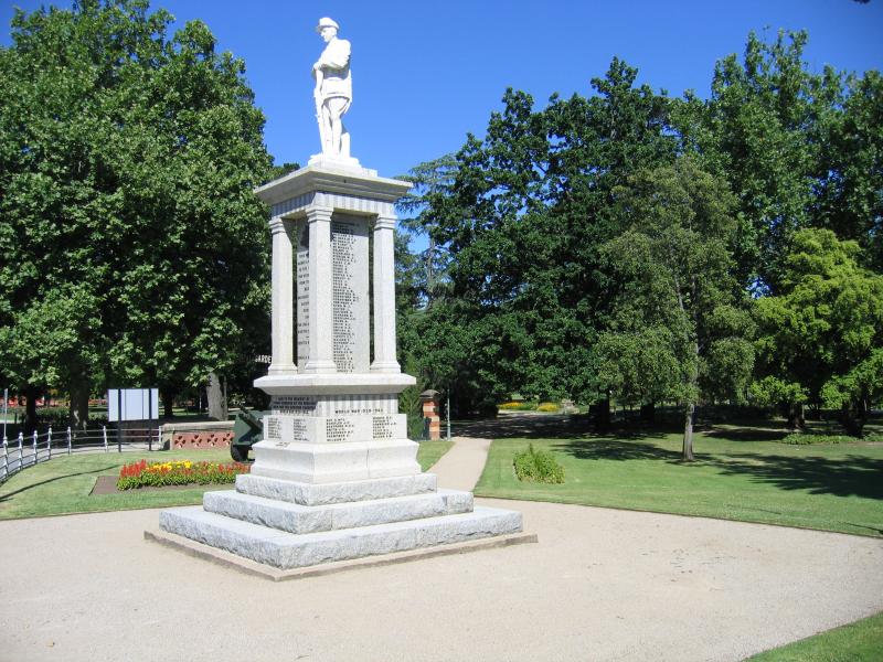 Benalla - Botanical Gardens, Bridge Street West - War memorial