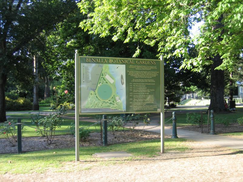 Benalla - Botanical Gardens, Bridge Street West: Botanic Gardens sign and map