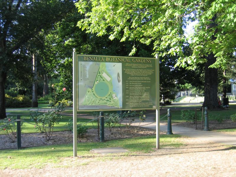 Benalla - Botanical Gardens, Bridge Street West - Botanic Gardens sign and map