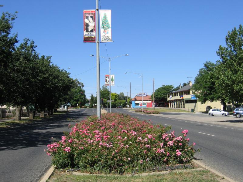 Benalla - Botanical Gardens, Bridge Street West: View south-west along Bridge St towards Arundel St