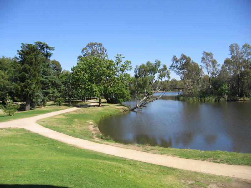 Benalla - Botanical Gardens, Bridge Street West: View north along Lake Benalla at Art Gallery