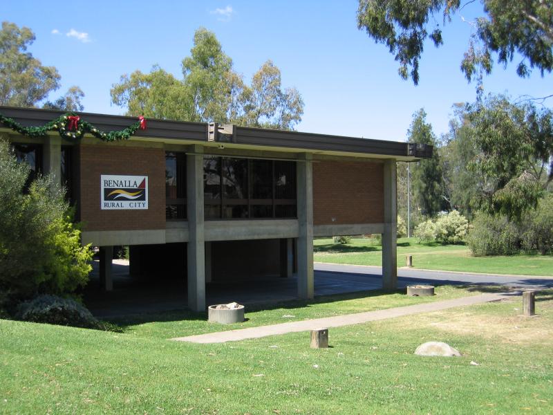 Benalla - Lake Benalla, southern section around Council Offices and Jaycee Island: Council Offices