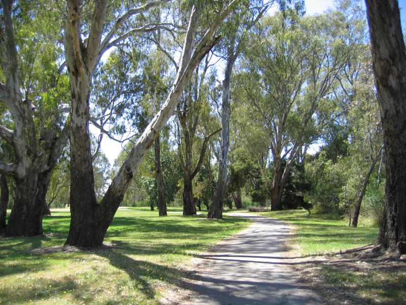 Benalla - Lake Benalla, southern section around Council Offices and Jaycee Island: View east along path along Lake Benalla, east of Council Offices
