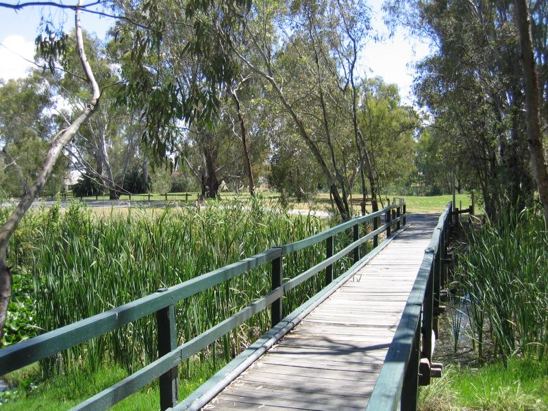 Benalla - Lake Benalla, southern section around Council Offices and Jaycee Island: Bridge at Jaycee Island, view north back to Reserve