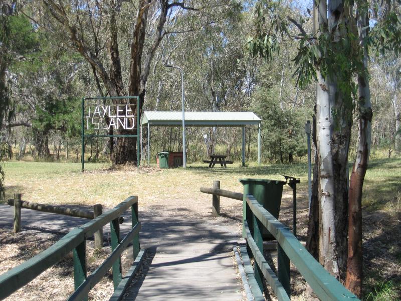 Benalla - Lake Benalla, southern section around Council Offices and Jaycee Island: Bridge onto Jaycee Island