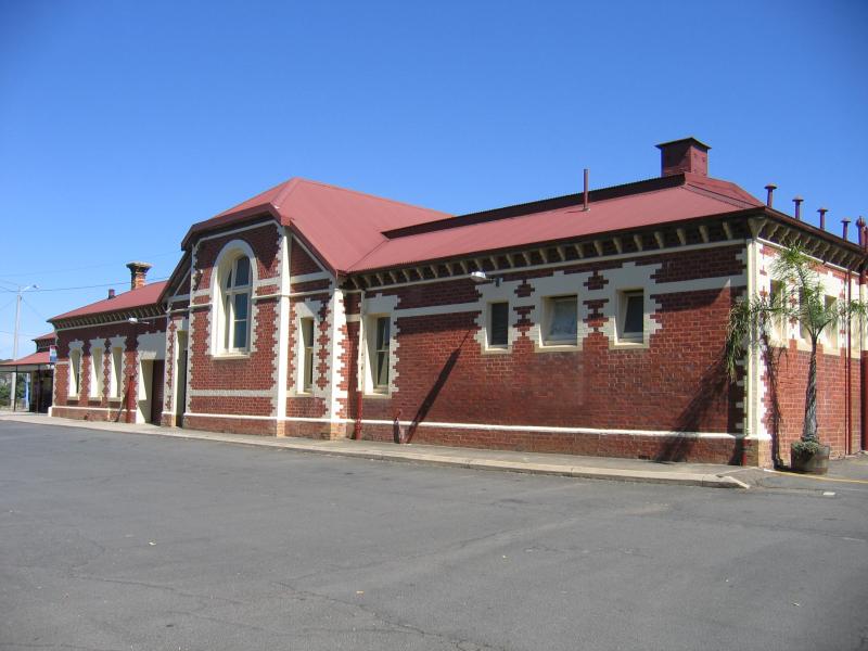 Benalla - Benalla railway station and surroundings: Benalla railway station, viewed from car park