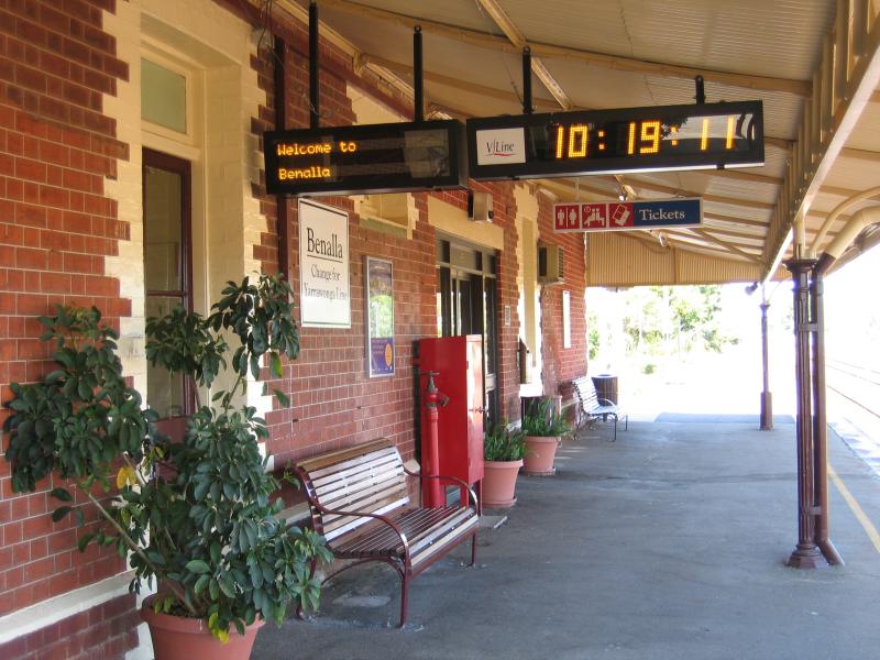 Benalla - Benalla railway station and surroundings - Platform at station