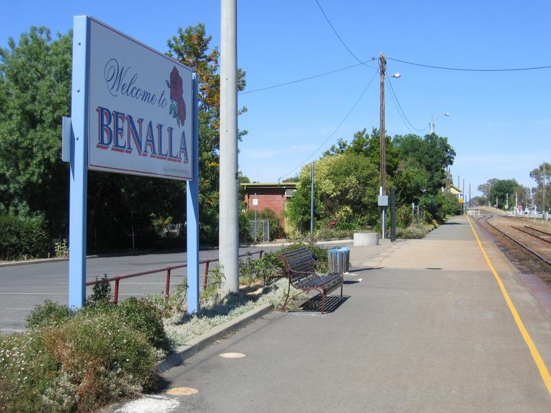Benalla - Benalla railway station and surroundings - View west along platform at station
