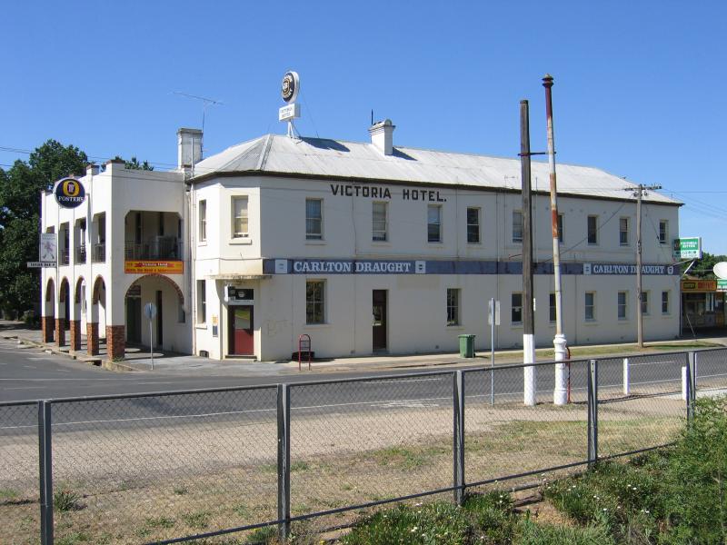 Benalla - Benalla railway station and surroundings - View of Victoria Hotel from station, at corner of MacKellar St and Carrier St