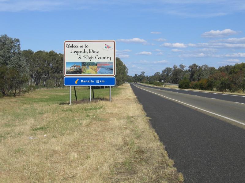 Benalla - Around Benalla and outskirts: View north-east along Hume Freeway, 15 km from Benalla