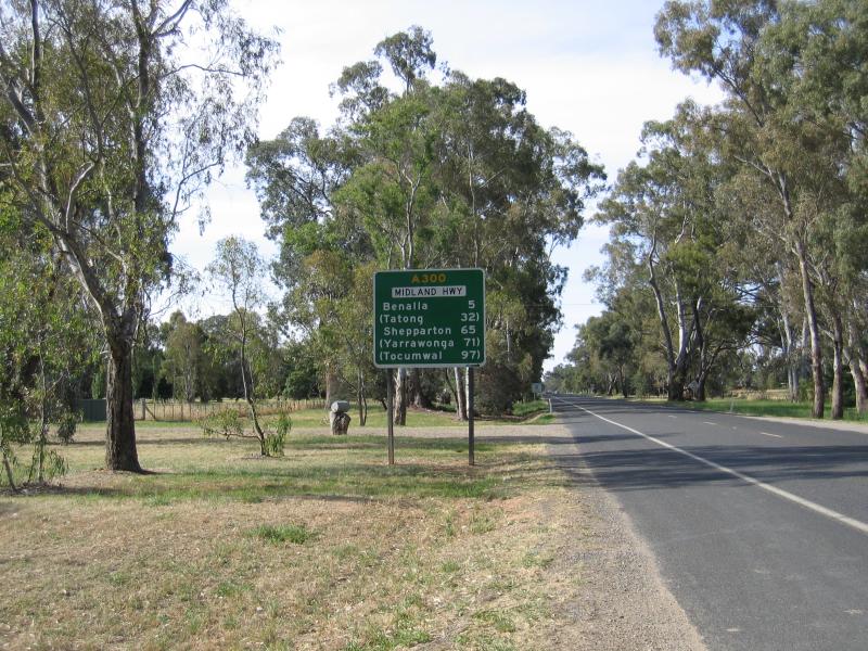 Benalla - Around Benalla and outskirts: View north along Midland Highway, just north of Hume Freeway