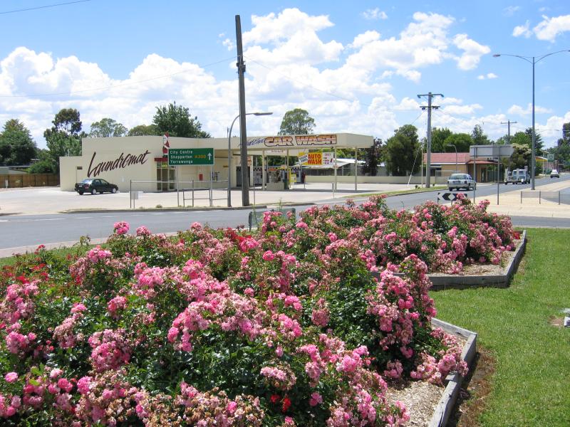 Benalla - Around Benalla and outskirts: View east along Bridge St from roundabout at Faithfull St
