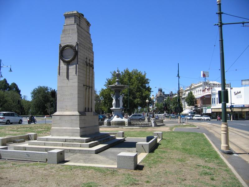 Bendigo - Pall Mall and attractions: View north-east along Pall Mall towards war memorial, Alexandra Fountain and Mitchell St