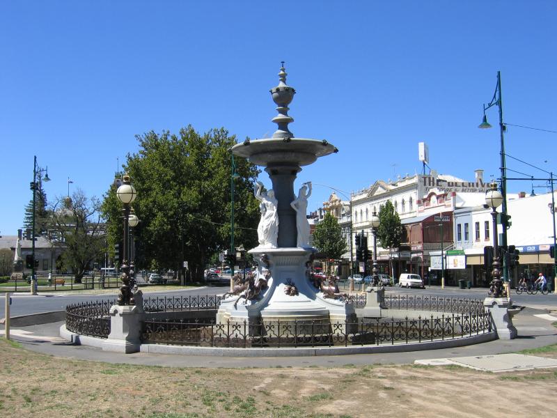 Bendigo - Pall Mall and attractions: Alexandra Fountain, Pall Mall at Mitchell St