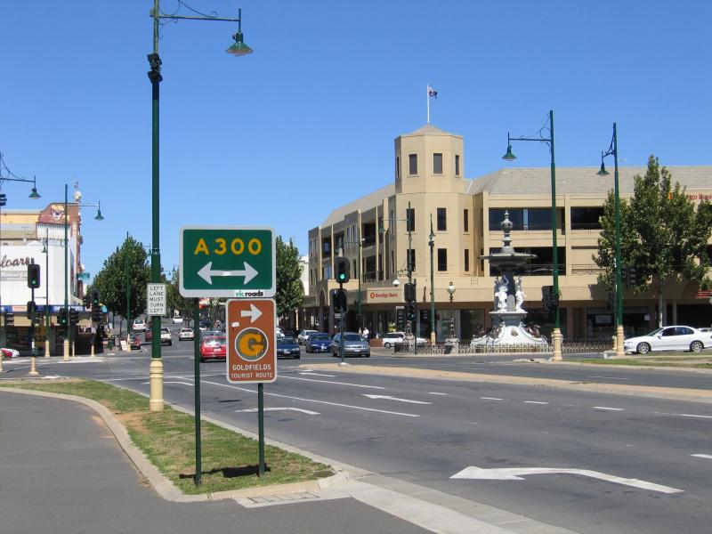 Bendigo - Pall Mall and attractions: View south-east along View St and Mitchell St at Pall Mall