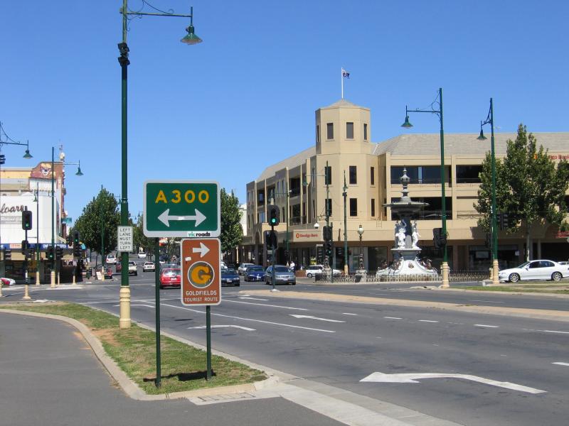 Bendigo - Pall Mall and attractions - View south-east along View St and Mitchell St at Pall Mall
