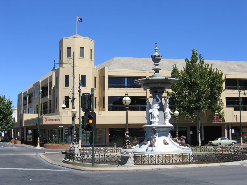 Bendigo - Pall Mall and attractions - Alexandra Fountain, Pall Mall at Mitchell St