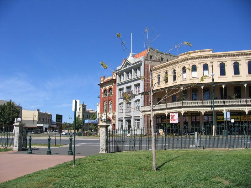 Bendigo - Pall Mall and attractions - Corner of View St and Pall Mall