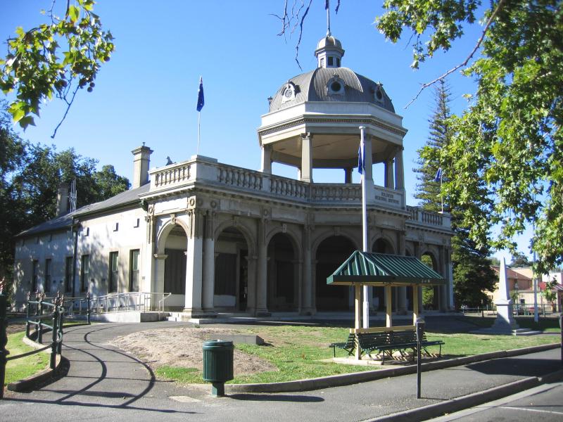Bendigo - Pall Mall and attractions - R.S.L. Military Museum