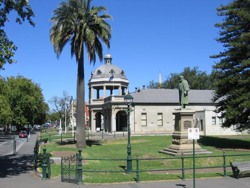 Bendigo - Pall Mall and attractions - View south-west along Pall Mall at Williamson St towards R.S.L. Military Museum