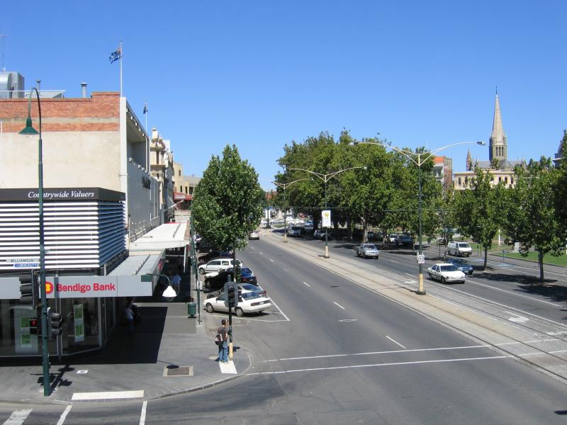 Bendigo - Pall Mall and attractions: View south-west along Pall Mall at Williamson St from upper level of Shamrock Hotel