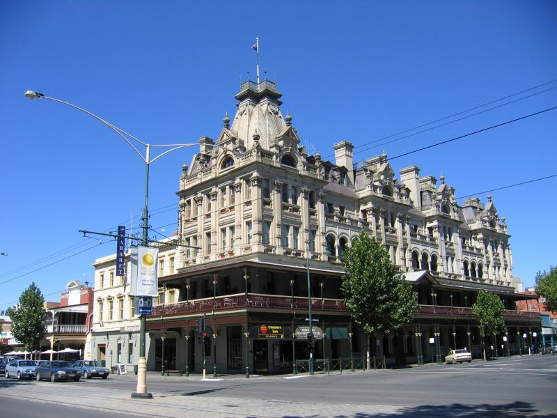 Bendigo - Pall Mall and attractions: Shamrock Hotel, corner Pall Mall and Williamson St