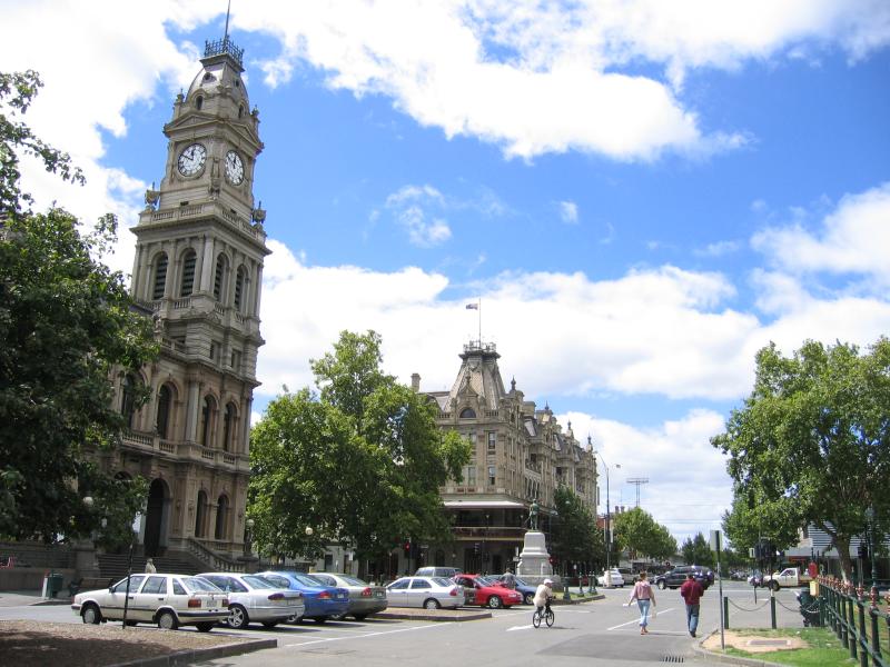 Bendigo - Pall Mall and attractions - View south-east along Williamston St towards Pall Mall, Visitor Information Centre and Shamrock Hotel