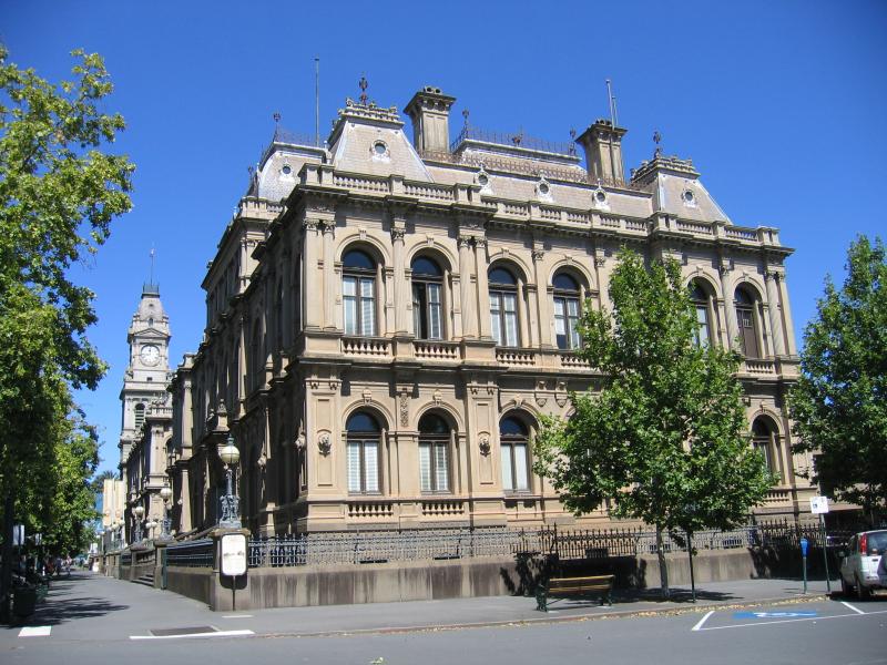 Bendigo - Pall Mall and attractions - Bendigo Law Courts, view south-west along Pall Mall at Bull St