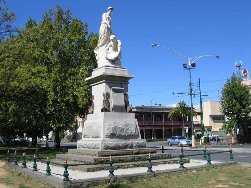 Bendigo - Pall Mall and attractions: Statue, view north-east along Pall Mall towards Mundy St