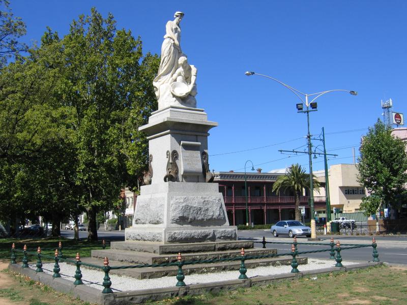 Bendigo - Pall Mall and attractions - Statue, view north-east along Pall Mall towards Mundy St