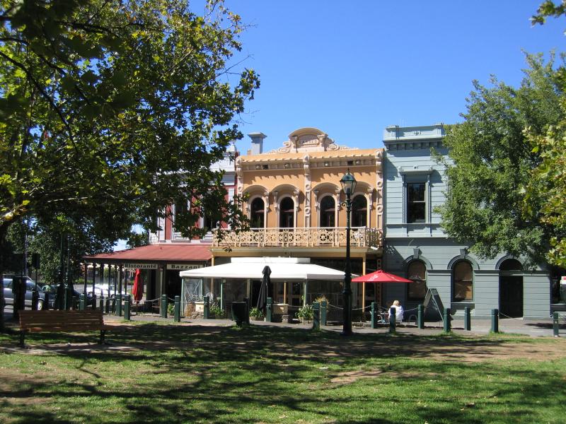 Bendigo - Pall Mall and attractions: Restaurants, corner Bridge St and Pall Mall