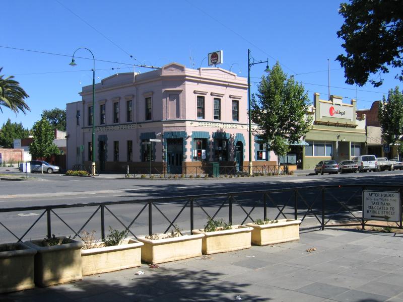 Bendigo - Pall Mall and attractions: Sundance Saloon, corner Pall Mall and Mundy St