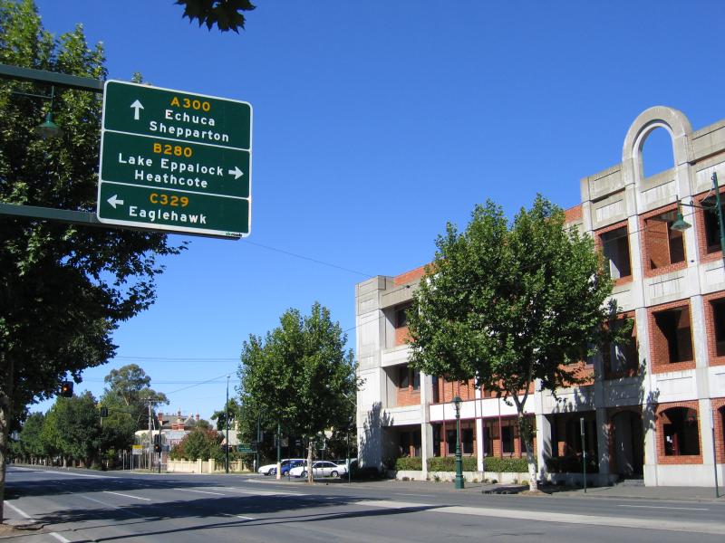 Bendigo - Pall Mall and attractions: View north-east along Pall Mall towards Chapel St