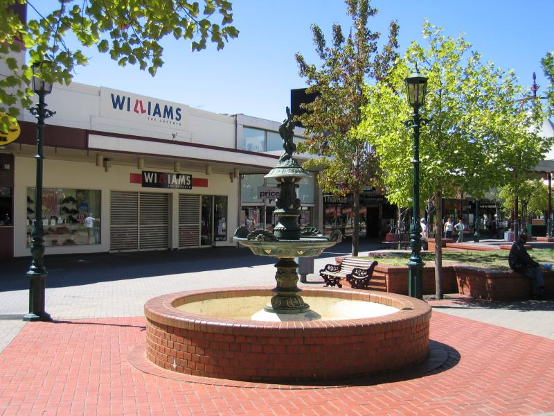 Bendigo - Hargreaves Mall and Hargreaves Street: Fountain in Mall