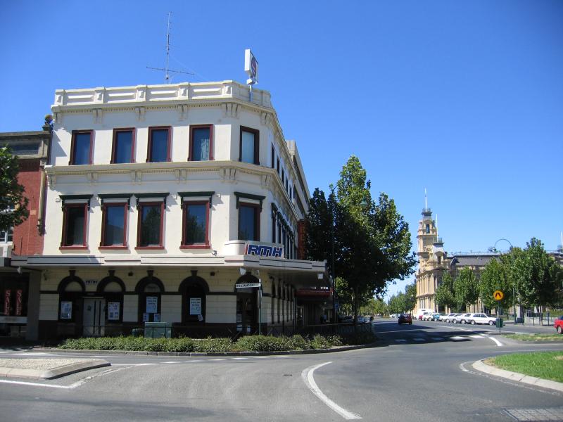 Bendigo - Hargreaves Mall and Hargreaves Street: View north-east along Hargreaves St at Williamson St