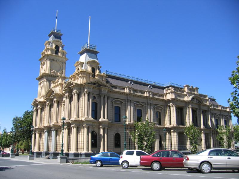 Bendigo - Hargreaves Mall and Hargreaves Street: Bendigo Town Hall, Hargreaves St at Bull St