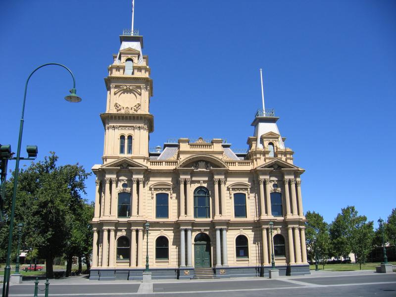 Bendigo - Hargreaves Mall and Hargreaves Street: View south-east along Bull St towards Bendigo Town Hall on Hargreaves St