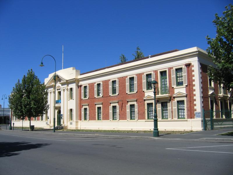 Bendigo - Hargreaves Mall and Hargreaves Street - State Offices, view north-east along Hargraves St towards Mundy St