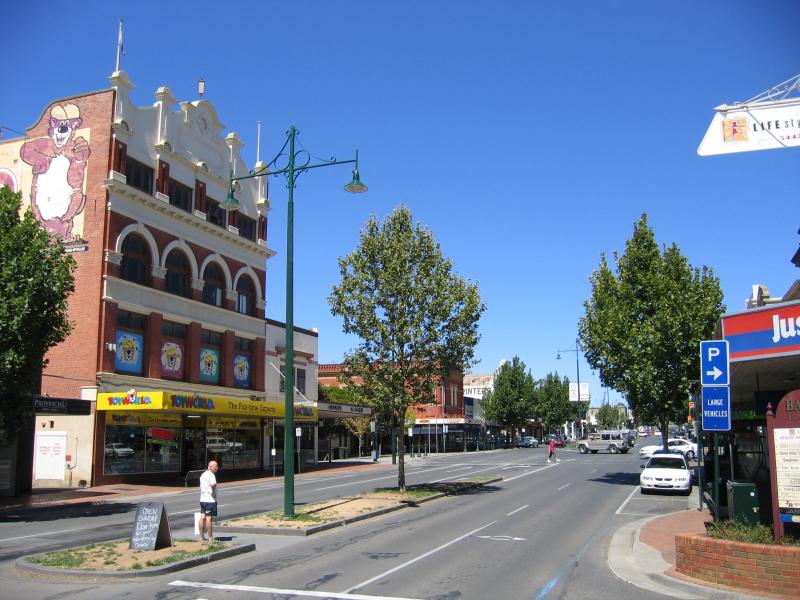 Bendigo - Mitchell Street: View south-east along Mitchell St towards Hargreaves St