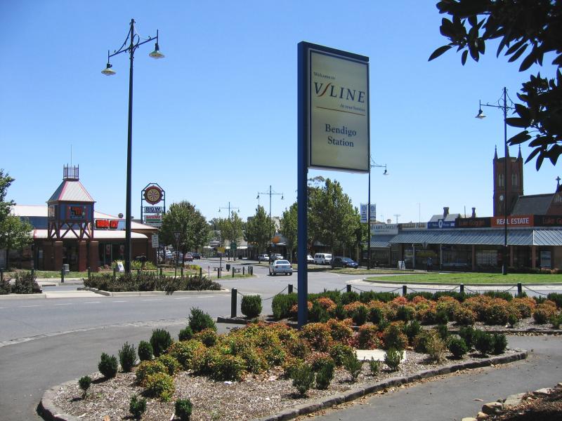 Bendigo - Railway station and Bendigo Marketplace, Railway Place: Entrance to Bendigo railway station, Railway Pl at Mitchell St