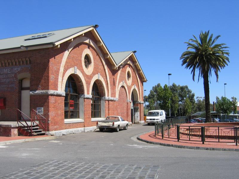 Bendigo - Railway station and Bendigo Marketplace, Railway Place: Science and Discovery Centre, Railway Pl