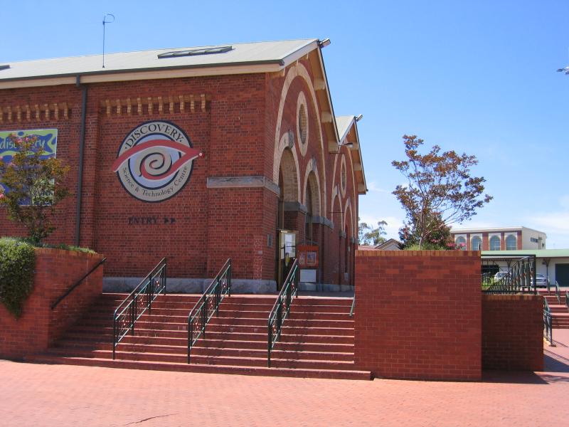 Bendigo - Railway station and Bendigo Marketplace, Railway Place: Science and Discovery Centre, Railway Pl