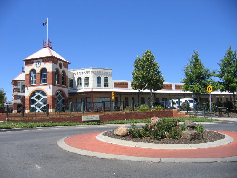 Bendigo - Railway station and Bendigo Marketplace, Railway Place: View of Bendigo Marketplace shopping centre from Edward St