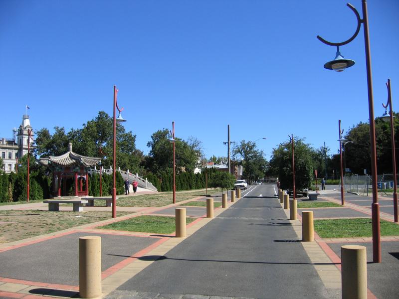 Bendigo - Chinese Golden Dragon Museum and gardens: View south-west along Bridge St at museum
