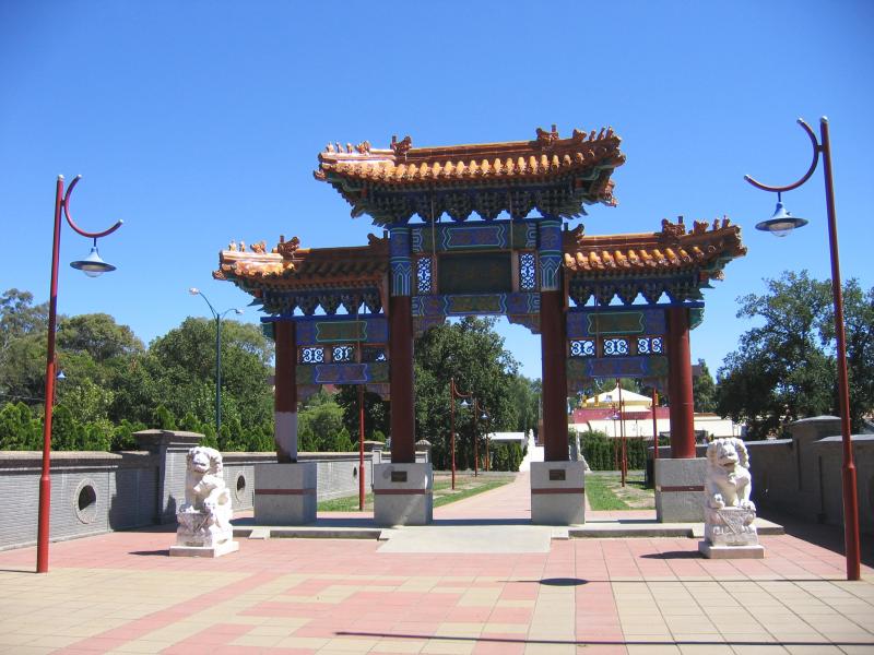 Bendigo - Chinese Golden Dragon Museum and gardens - View along pathway between Pall Mall and museum
