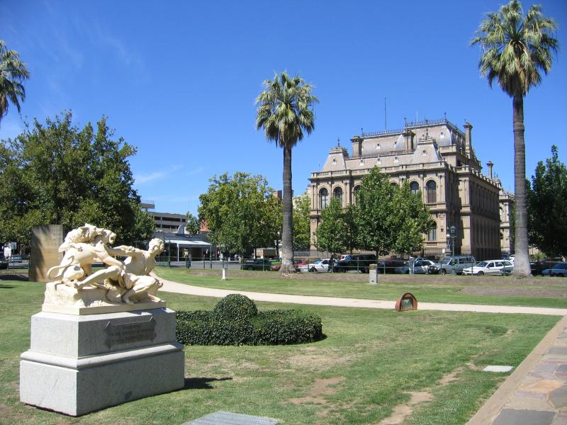 Bendigo - Conservatory Gardens, Pall Mall: Gardens with Bendigo Law Courts in background