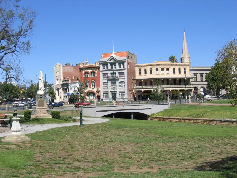 Bendigo - Rosalind Park: View through Rosalind Park towards Bendigo Creek and View St at Pall Mall